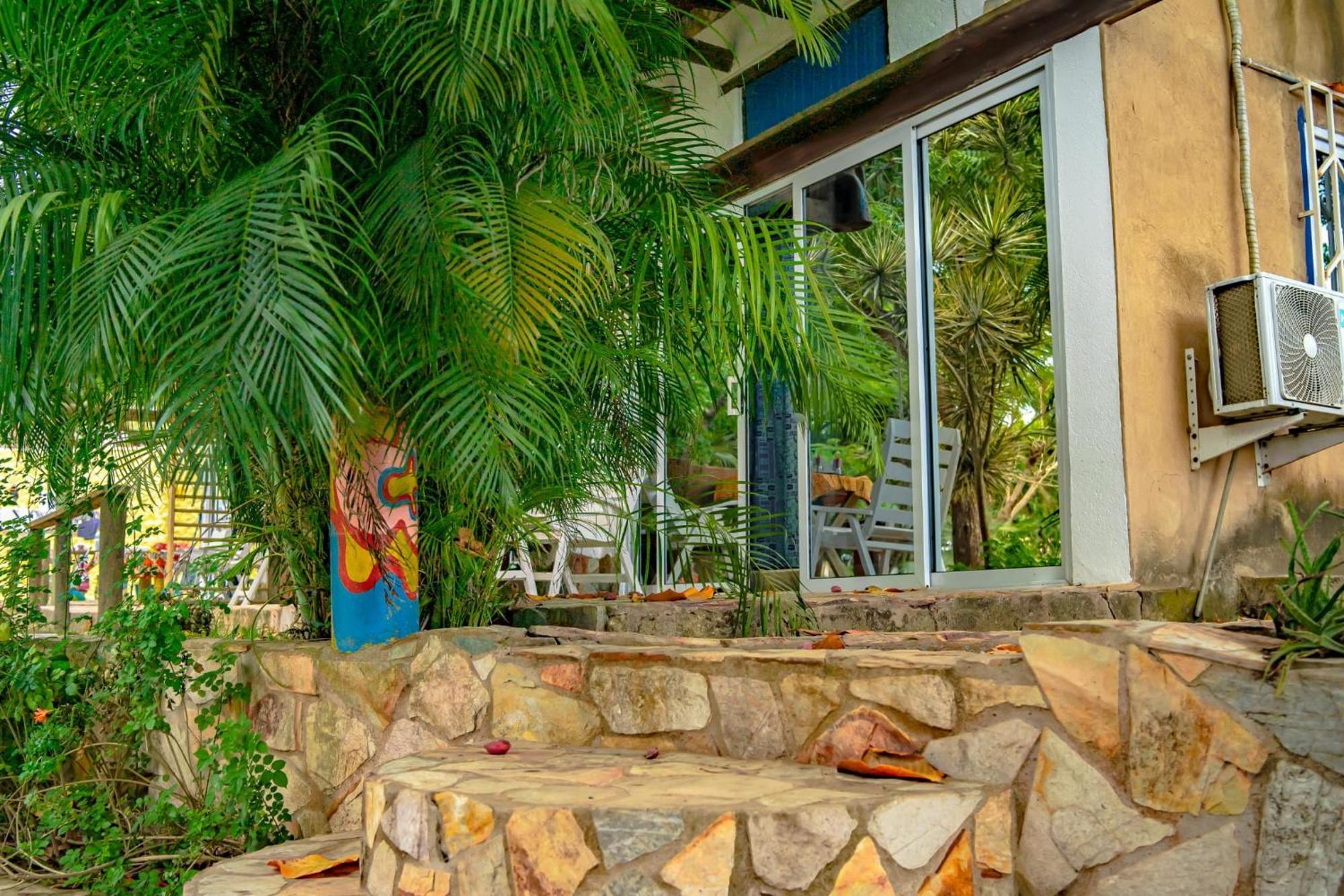 Kokrobite Gardens Restaurant And Guest House Exterior foto